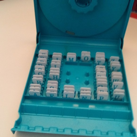 Vintage Hangman Board Game 1988 Milton Bradley Complete Game ages 8 and up - Picture 3 of 10